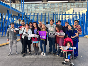 Familiares, la Diputada Gazmuri y asociaciones cannábicas frente a Santiago 1 celebrando la medida de la revocación arresto domiciliario a presidente dispensario nacional