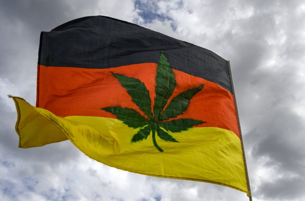 Bandera de Alemania con una hoja de cannabis en el centro