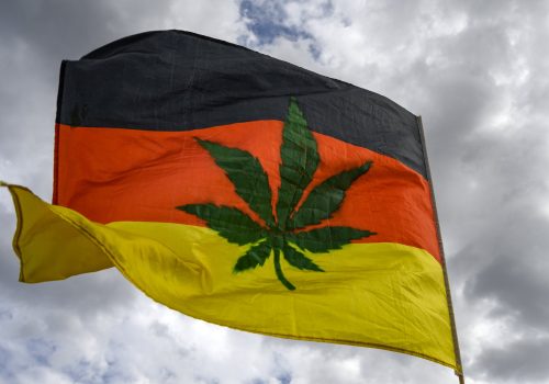 Bandera de Alemania con una hoja de cannabis en el centro